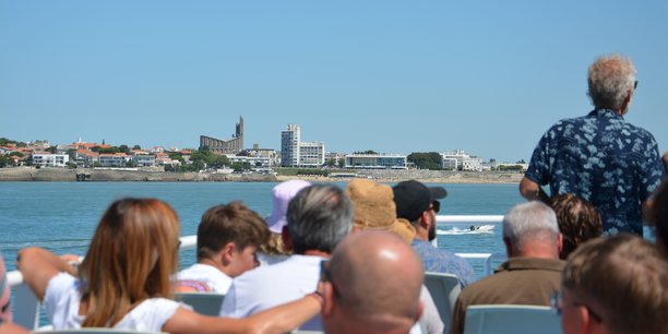 Les touristes se rendent sur la côte royanaise grâce au ferry au départ du Verdon-sur-Mer, sur la rive droite de l'estuaire de la Gironde.
