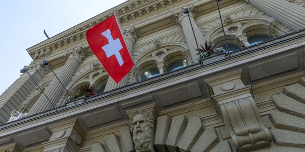Pourtant, la Suisse a formellement interdit à ses banques d'accepter des dépôts de plus de 100.000 francs suisses de la part de ressortissant russes.