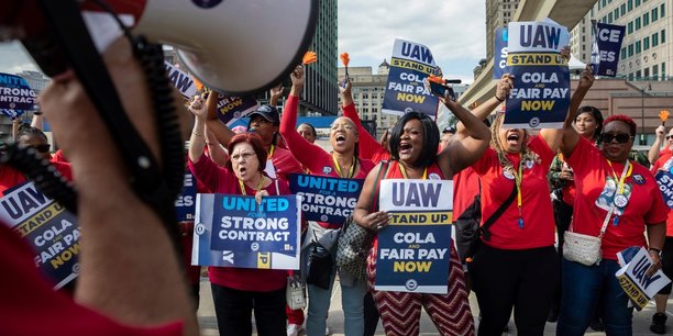 Depuis vendredi, le syndicat américain des travailleurs de l'automobile, l'UAW, mène une grève au sein des « Big 3 » (General Motors, Ford, Stellantis) afin de réclamer, notamment, des hausses de salaires.