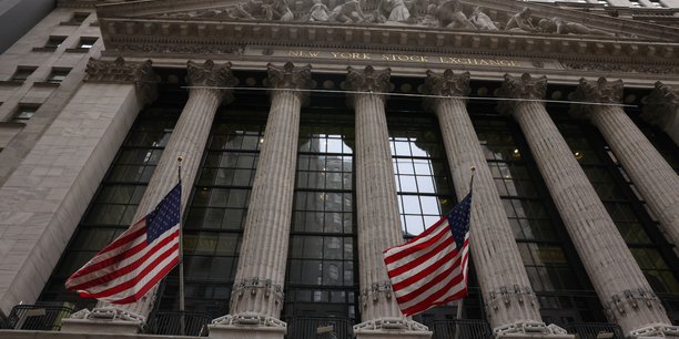 Photo de drapeaux a l'exterieur du new york stock exchange (nyse)[reuters.com]