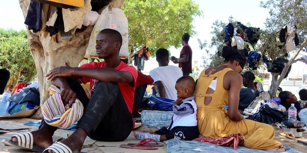 Un migrant guineen assis avec d'autres migrants dans un jardin public a sfax, en tunisie[reuters.com]
