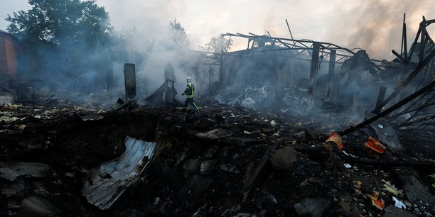 Photo des degats apres une serie d'attaques aeriennes russes a kyiv[reuters.com]