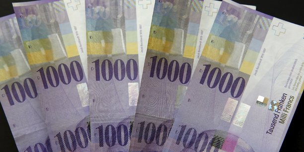 Illustration de billets de francs suisses[reuters.com]