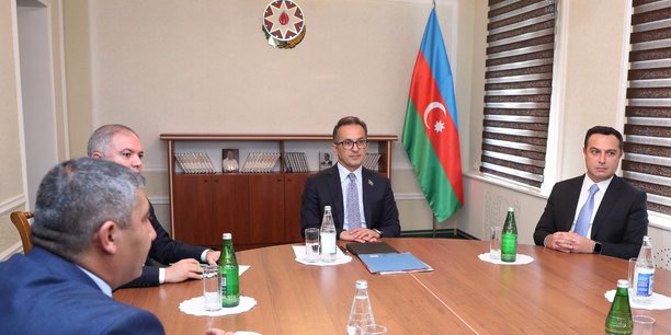 Photo de responsables d'armenie et d'azerbaidjan autour d'une table dans la ville azerbaidjanaise de yevlakh[reuters.com]