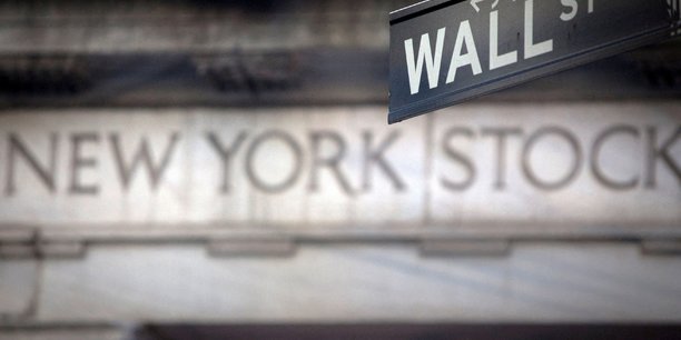 Photo d'un panneau indiquant wall street a l'exterieur du new york stock exchange[reuters.com]