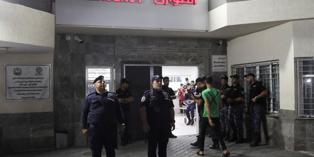 Des policiers palestiniens montent la garde devant le service des urgences de l'hopital shifa[reuters.com]