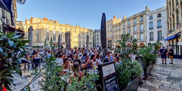 L'offre de logements sur Airbnb s'intensifie dans les quartiers dotés de bars et restaurants, comme ici place du Parlement à Bordeaux.