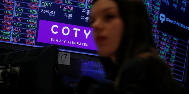 Un ecran affichant le logo et les informations de negociation de coty a la bourse de new york[reuters.com]