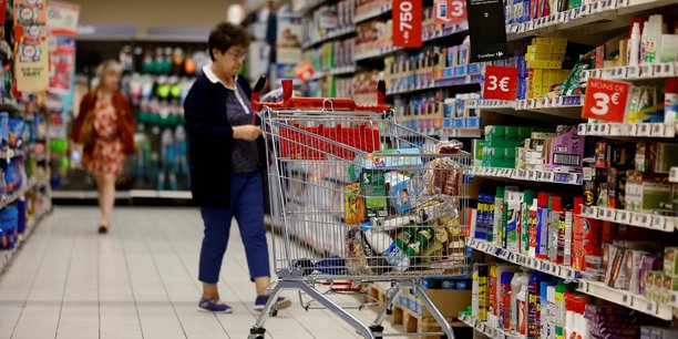 Des clients dans un supermarche en ile-de-france[reuters.com]