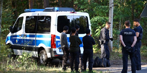 La police allemande patrouille le long de la frontiere germano-polonaise pour empecher l'immigration illegale, pres de klinge, allemagne[reuters.com]