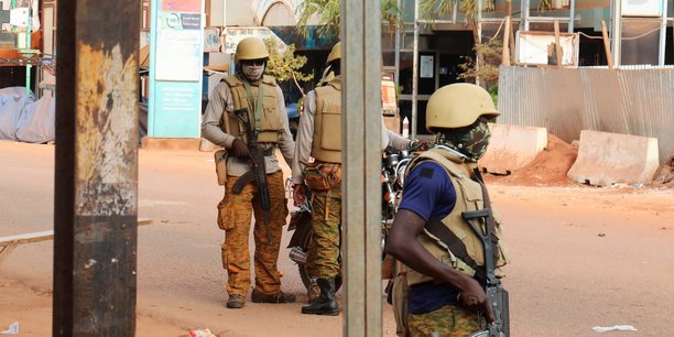 Des soldats montent la garde dans une rue de ouagadougou[reuters.com]