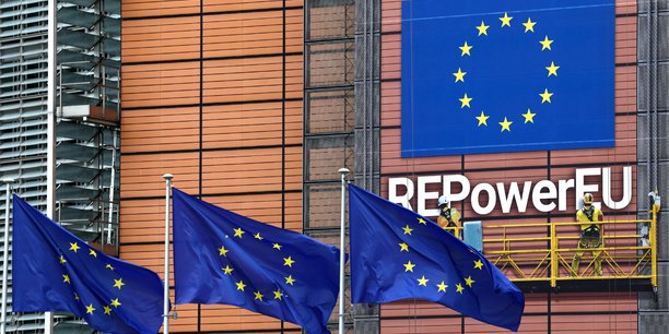 Des drapeaux europeens devant la commission europeenne a bruxelles[reuters.com]