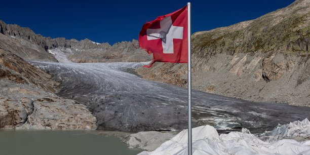 Le glacier du rhone a obergoms en suisse[reuters.com]