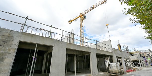 Alors que le Salon de l'immobilier se tient à Bordeaux du 29 septembre au 1er octobre, le nombre de mise en chantiers de logements est en recul d'environ 30 % sur un an en Gironde comme en France.