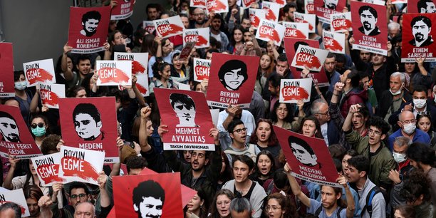 Manifestation contre la decision d'un tribunal turc qui a condamne le philanthrope kavala a la prison a vie, a istanbul[reuters.com]