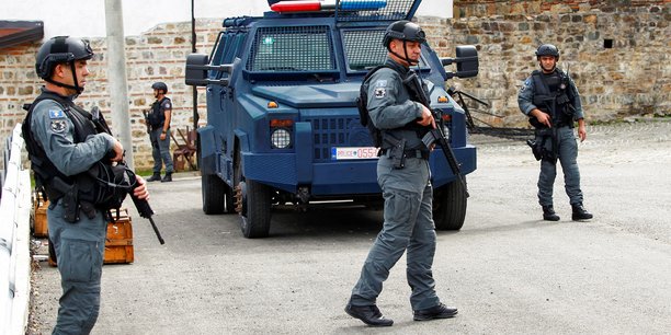 Des policiers kosovars patrouillent apres une fusillade dans le village de banjska, au kosovo[reuters.com]