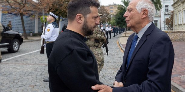 Le president ukrainien volodimir zelensky s'entretient avec le chef de la diplomatie de l'union europeenne josep borrell[reuters.com]