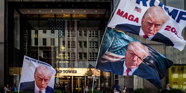 Des drapeaux a l'effigie de l'ancien president americain donald trump en place devant la trump tower, a new york[reuters.com]