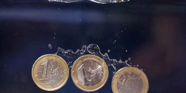 Une illustration montre des pieces d'euros plongeant dans l'eau[reuters.com]