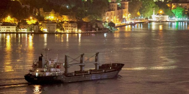 Le cargo aroyat, transportant des cereales ukrainiennes, traverse le bosphore a istanbul, en turquie[reuters.com]