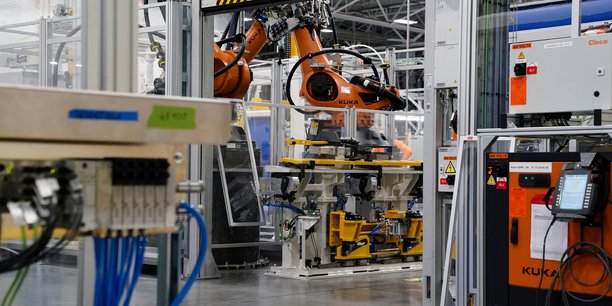 Ligne d'assemblage d'une usine de batteries pour vehicules electriques mercedes-benz a woodstock, dans l'alabama[reuters.com]