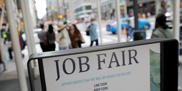 Des panneaux annoncant un salon de l'emploi sur la 5e avenue a new york[reuters.com]