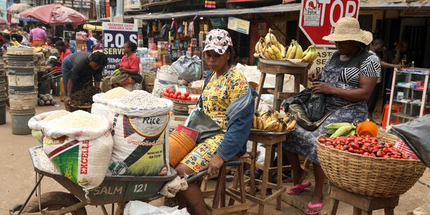 Des vendeurs de rue sur un marche ouvert a awka, au nigeria[reuters.com]
