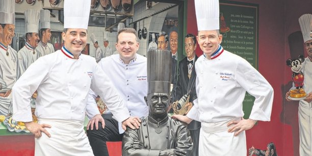 De gauche à droite, Olivier Couvin, chef de cuisine, Benoît Charvet, chef pâtissier, et Gilles Reinhardt, chef exécutif de l’Auberge du Pont de Collonges.