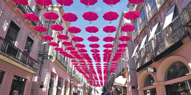 Installation d’une centaine de parapluies pour l’opération Octobre rose à Montpellier.