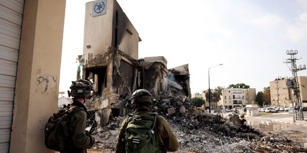 Les soldats israeliens regardent les restes d'un poste de police a sderot, en israel[reuters.com]