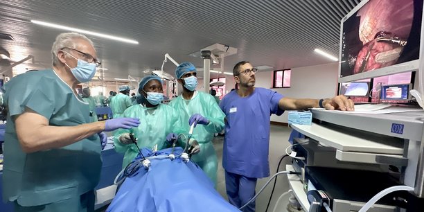 A Kigali, les formateurs de l'Ircad entraînent à leurs confrères africains aux techniques de la chirurgie mini-invasive et à l'utilisation de la robotique dans le bloc opératoire.