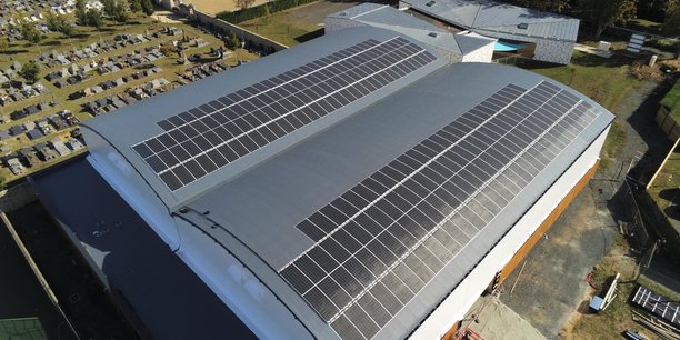 Les panneaux solaires ultra-légers de CréaWatt s'adaptent particulièrement aux grandes surfaces de toitures. Exemple ici avec le gymnase sportif de Durtal dans le Maine et Loire.