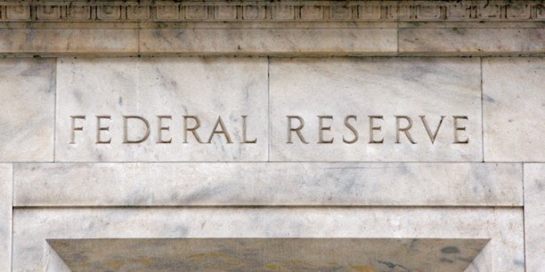 La position que la Réserve américaine doit adopter pour lutter contre l’inflation suscite constamment le débat entre les faucons, adeptes d’une politique monétaire restrictive, et les colombes, prônant une approche plus souple.