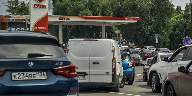 Face à la flambée des prix à la pompe, le gouvernement russe a poussé les autorités à interdire temporairement l'exportation de produits pétroliers à l'étranger dans l'espoir de faire baisser les prix notamment.