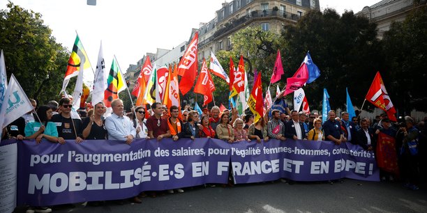 La conférence sociale se tient trois jours après une manifestation pour défendre le pouvoir d'achat, qui a rassemblé quelque 200.000 personnes en France.
