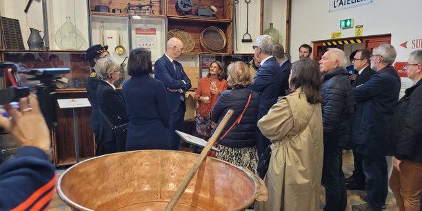 Roland Lescure et Catherine Petitjean visite l’usine de production de pain d’épices : Mulot & Petitjean, à Dijon.