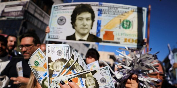 Le programme du candidat libertarien Javier Milei rencontre un puissant écho dans une population excédée de voir l'inflation et la faiblesse de la monnaie ronger son pouvoir d'achat. Il propose de remplacer le peso par le dollar dans l'économie argentine.