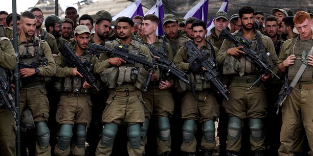 Les troupes israéliennes se massent aux frontières du territoire de Gaza.