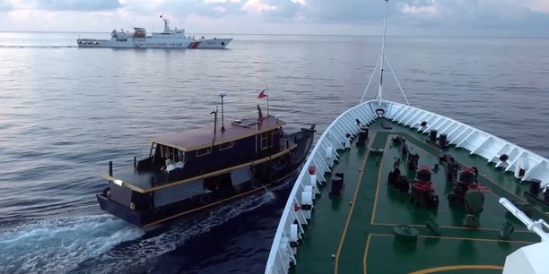 Collision entre un bateau philippin et un navire des garde-cotes chinois, en mer de Chine méridionale.