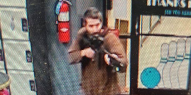 Un homme identifie comme suspect par la police pointe ce qui semble etre un fusil semi-automatique, a lewiston[reuters.com]