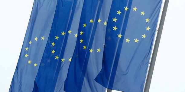 Les drapeaux de l'union europeenne[reuters.com]