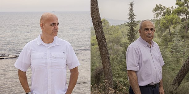 Loui Haj (à g.), ancien cadre supérieur d’Apple, habitant d’Acre, et Mohammad Darawshe, responsable de la fondation Givat Haviva, dans les collines de Nazareth, vendredi.