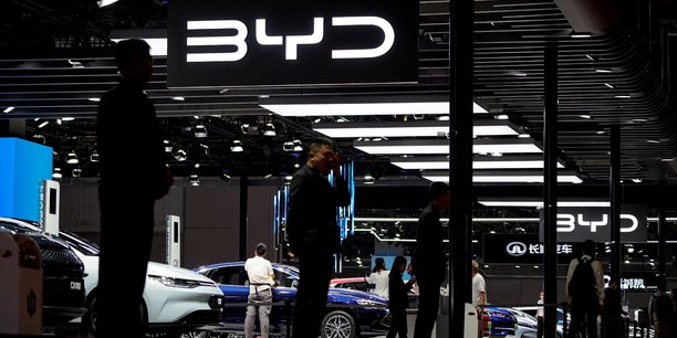 BYD commercialise 5 modèles en Europe : Atto 3, Seal, Dolphin, Tang et Han. Des SUV et des berlines qui se positionnent directement sur le segment premium, avec des prix allant de 33.990 euros à plus de 70.000 euros.