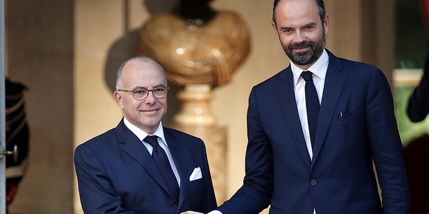 Bernard Cazeneuve et Édouard Philippe lors de la passation de pouvoirs le 15 mai 2017 à Matignon.