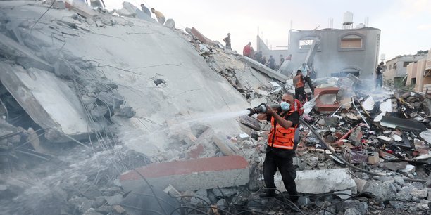 Opération de secours et de recherche sur un site de frappes israéliennes sur un immeuble résidentiel, dans le centre de la bande de Gaza.