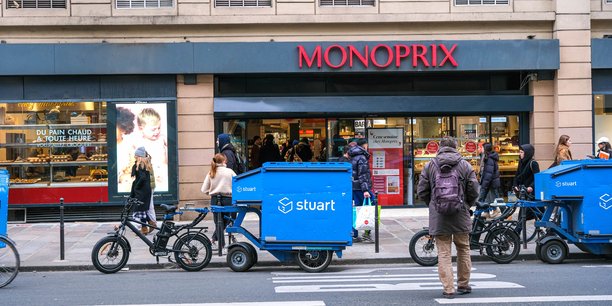 Des vélos avec des remorques de l'enseigne STUART, la plateforme de livraison à la demande stationne devant un supermarché Monoprix (Photo d'illustration).