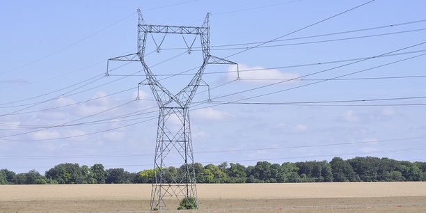 Un pylône électrique d'une ligne de 400.000 volts, en France (Wikimedia Commons)