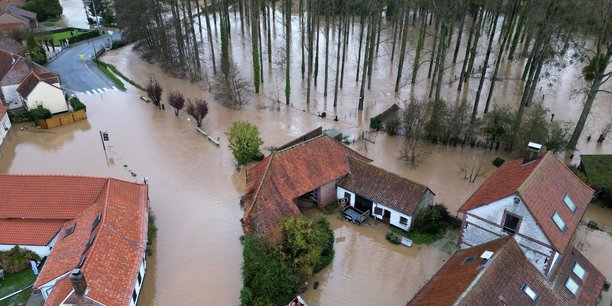 Emmanuel Macron a annoncé un « fonds de soutien » de 50 millions d'euros aux collectivités du département, dévastées par plusieurs jours de pluies, de crues et d'inondations.