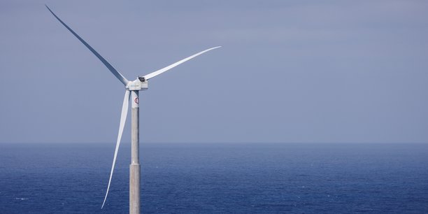 Une éolienne de Siemens Gamesa vue de la côte de Telde sur l'île de Grande Canarie.
