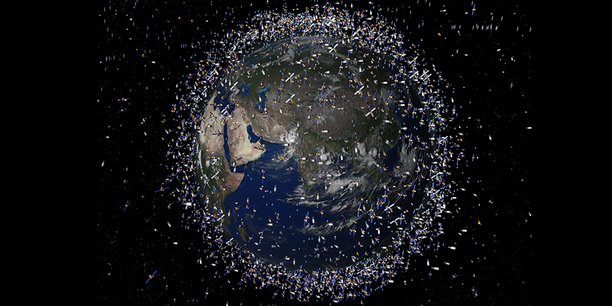 Vue reconstituée des satellites et des débris spatiaux en orbite basse (jusqu’à 2 000 kilomètres d’altitude) autour de la Terre. 80 % des objets recensés se situent dans cette zone.